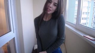 Szívdöglesztő bige tanya mutatja a cicijét
