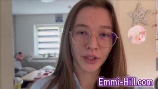 Kinti spriccelés! 18 éves vékony tinédzser kúrja gigászi punciját a szabadban, amíg el nem élvez