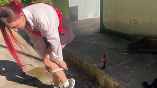 Rajtakaptam a szomszéd fiatal lányát ivás közben és üveggel büntettem meg a popókáját