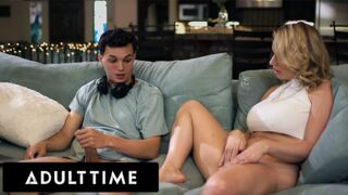 Adult Time exkluzív - Vadító MILF elkapja mostohafiát maszti közben és csatlakozik hozzá