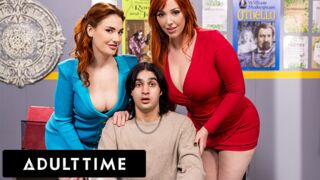 Adult Time bemutatja: Bájos vörös mostohaanya és tanítónéni forró lezbi kalandja