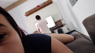 Szeretnék szexelni ezzel a szerelővel, mutatom neki a gigászi seggem, hátha bejön!