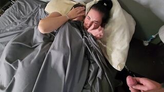 Dupla pici kannás néger hajú lányra pisil az ágyban majd pisi áztatta bugyijukban csókolóznak