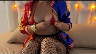 Ufo kupakol bele a gyönyörű harley quinnbe piros mikro bikiniben minden lyukba