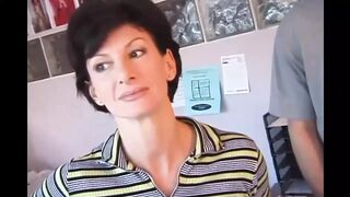 Sharon Mitchell feleségként cidázza és hátsó nyílásba veszi Mark Wood farkát retro stílusban