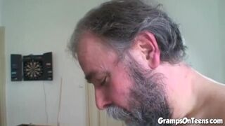 Zsenge vörös gádzsi orálozza és lovagol a nagypapa kukiján