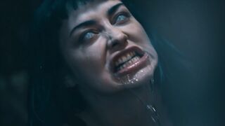 Bombázó Kék Hajú Punk Szuka Átváltozása - Jewelz Blu a Parasited Csatornán Vadul Mag Numb-bal