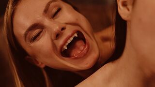 Világos Szőke Vámpír Nancy Ace Uralja Matty Milát a Vampired Csatornán - Vonzó Lesbi Jelenet Vörös Harapásokkal