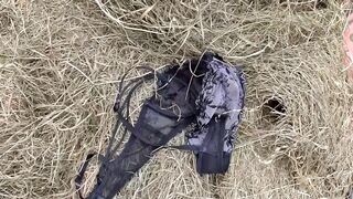 Hatalmas popós koros nő cidázza a paraszt farkát a disznóólban