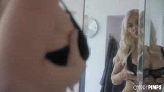 Termetes Tőgyes Világos Szőke Milf Mélytorok Akcióban a Cherry Pimps Csatornán